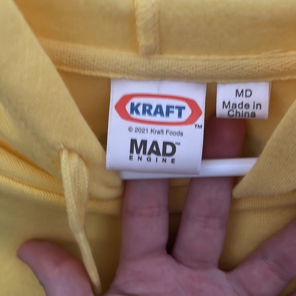 A cropped hoodie - Picture 4 of 4